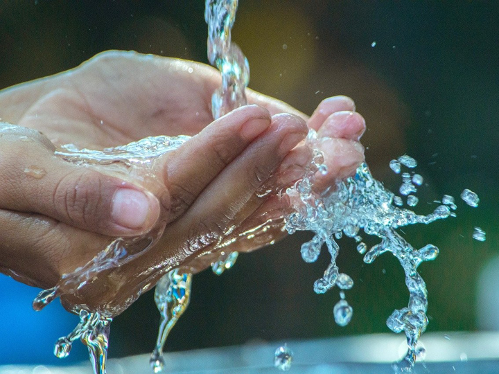 Wasser mit Händen