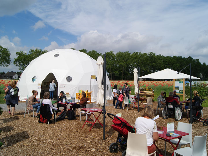 Das weiße Kuppelzelt ist das Wiedererkennungszeichen der interaktiven Ausstellung „Weltgarten“.