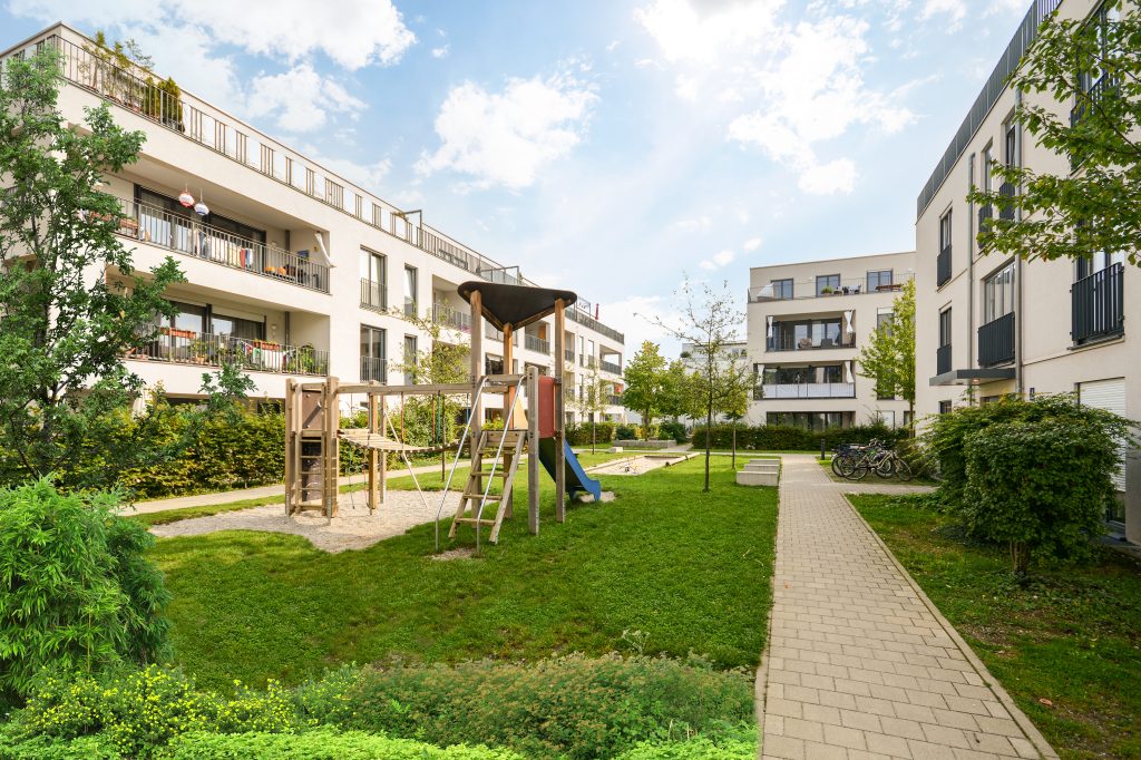 Ein Spielplatz in einem Wohngebiet