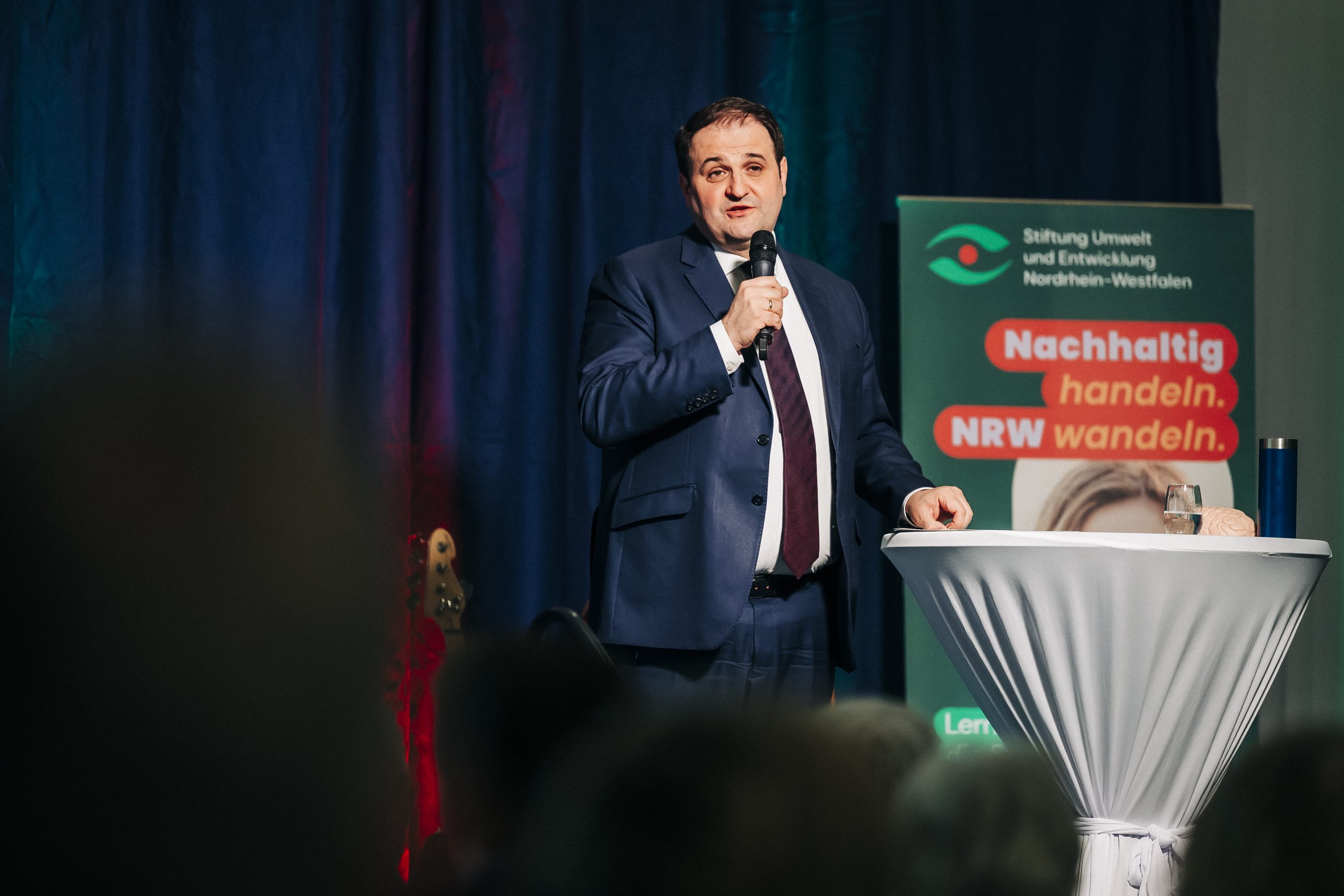 Minister Liminski beim politischen Abend der Stiftung Umwelt und Entwicklung NRW