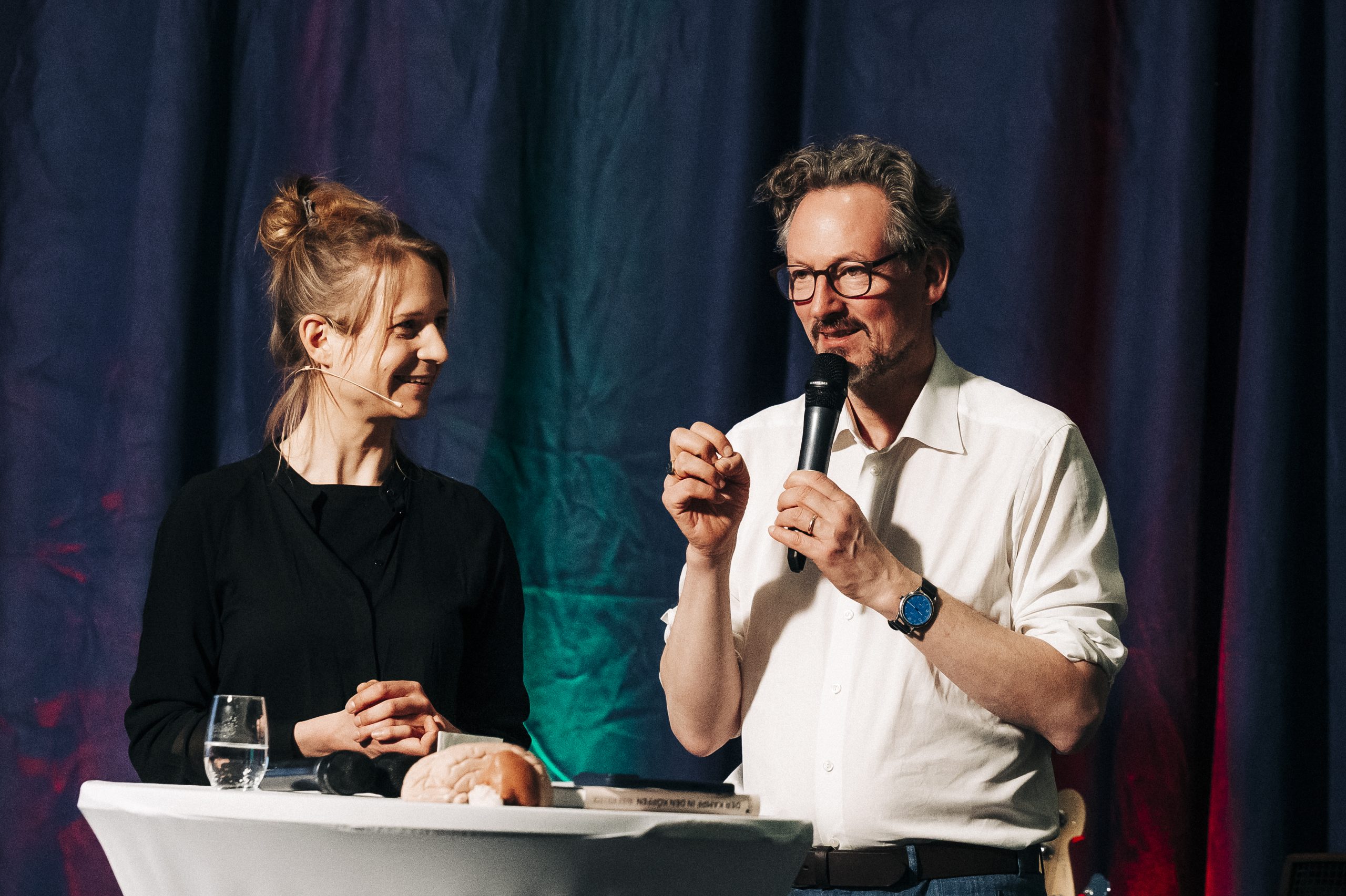 Professorin Maren Urner und Dr. Eckart von Hirschhausen beim politischen Abend der Stiftung Umwelt und Entwicklung NRW