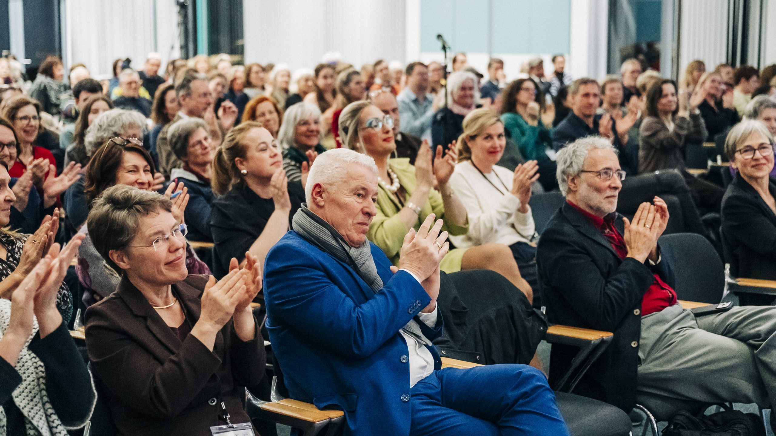 Gut gelauntes Pzblikum beim politischen Abend der Stiftung Umwelt und Entwicklung NRW