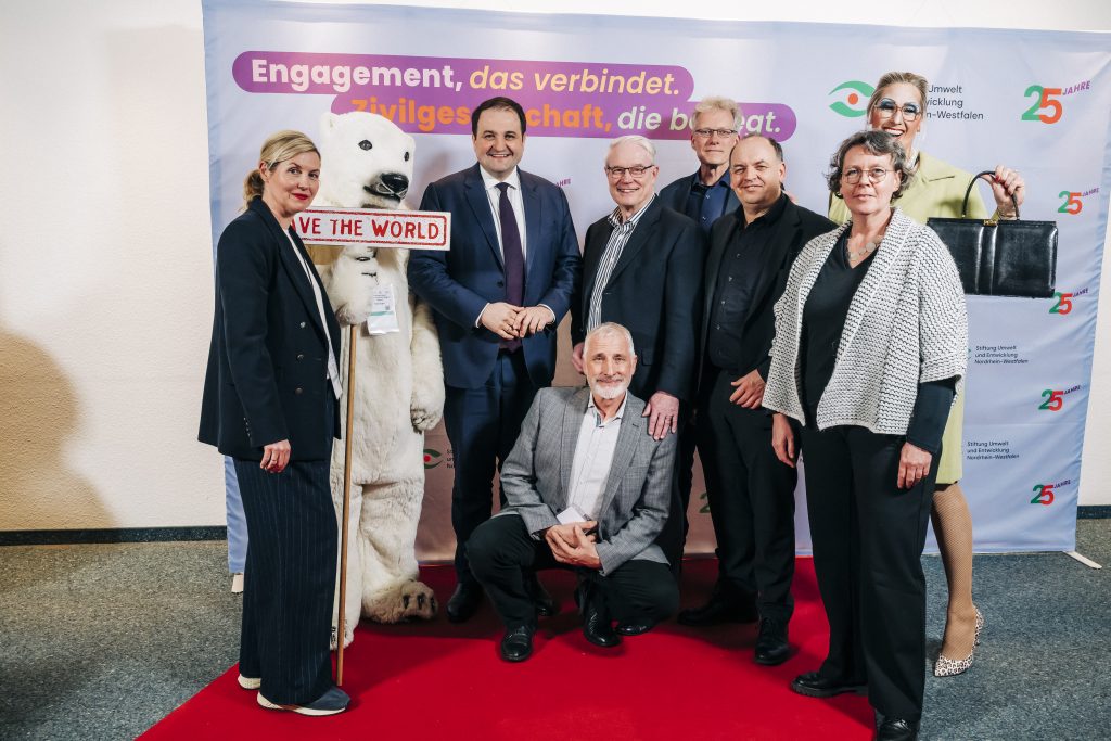 Foto mit Minister Liminski und Mitgliedern des Stiftungsvorstands auf dem roten Teppich des politischen Abends