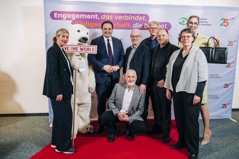 Foto mit Minister Liminski und Mitgliedern des Stiftungsvorstands auf dem roten Teppich des politischen Abends