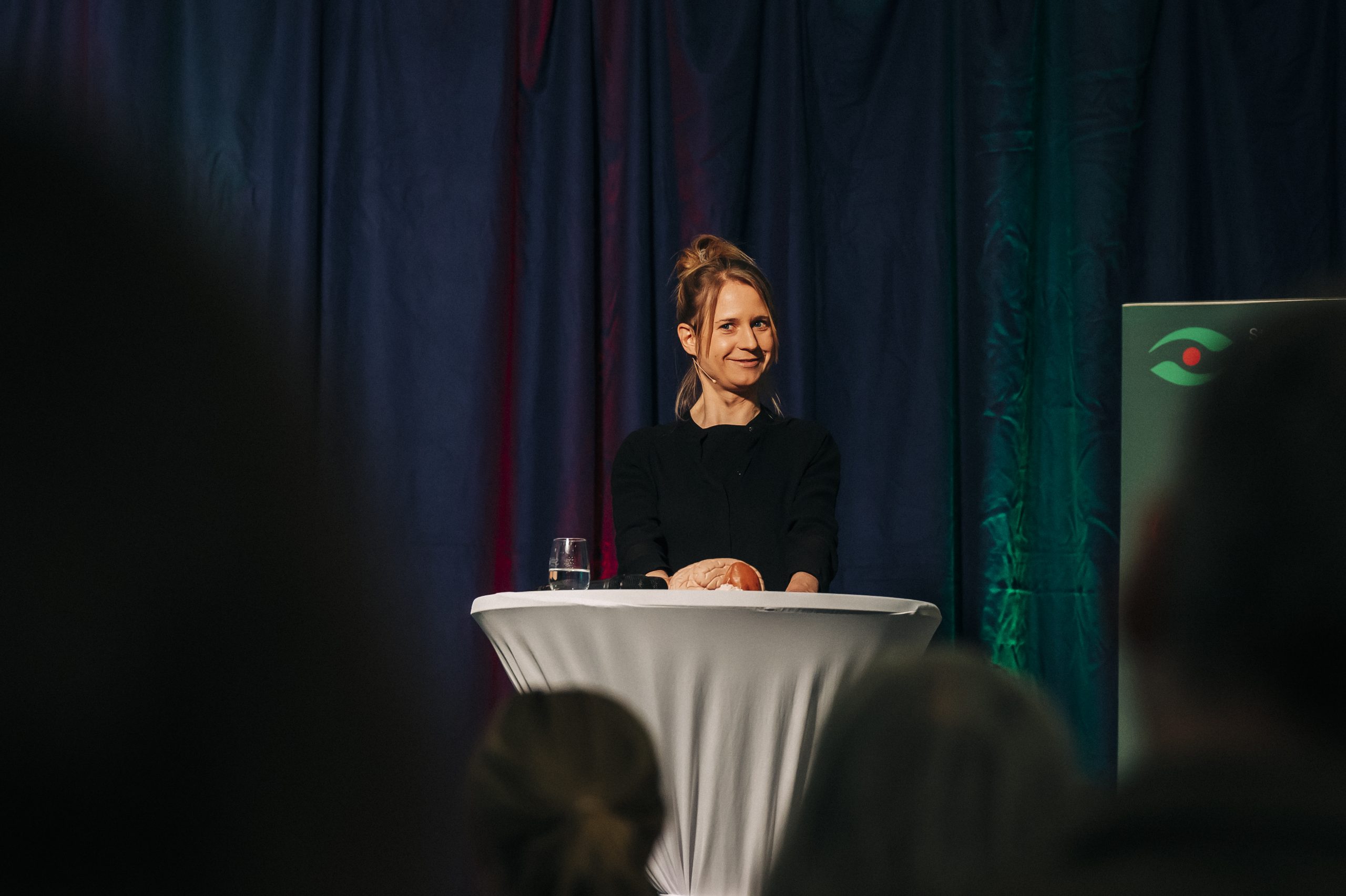Professorin Maren Urner beim politischen Abend der Stiftung Umwelt und Entwicklung NRW