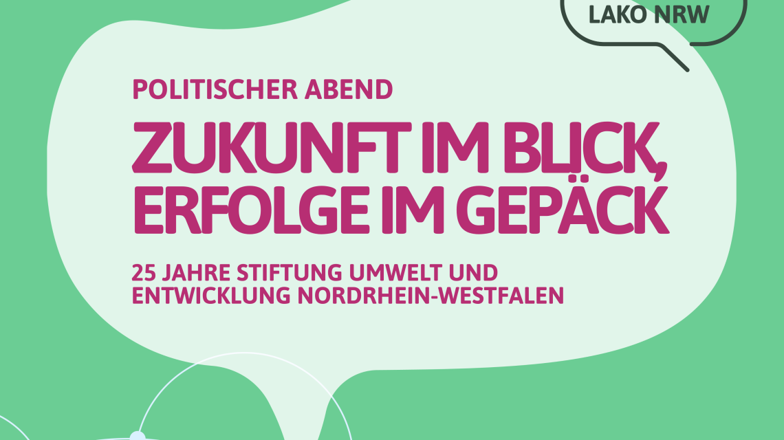 Politischer Abend: Zukunft im Blick, Erfolge im Gepäck lila Schrift auf grünem Hintergrund. 25 Jahre Stiftung Umwelt und Entwicklung NRW
