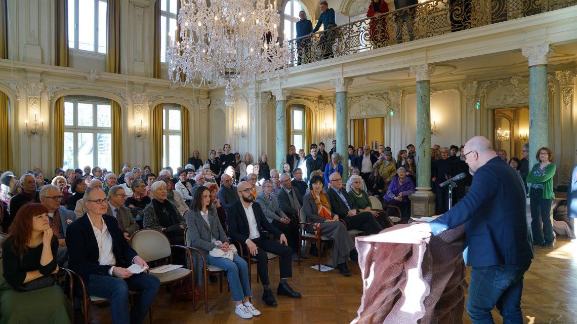Eröffnung der Ausstellung, Blick ins Publikum in dem Saal des Schlosses
