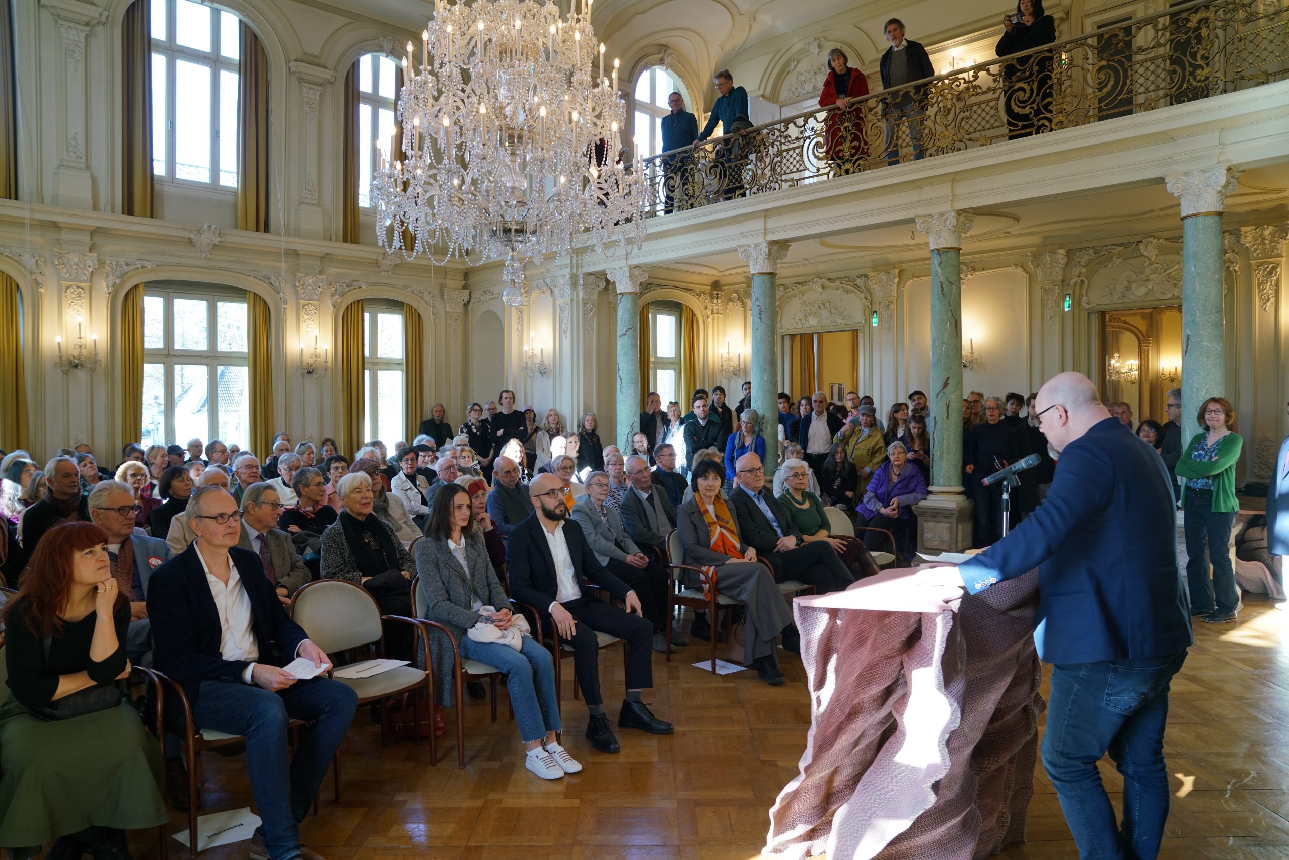 Eröffnung der Ausstellung, Blick ins Publikum in dem Saal des Schlosses