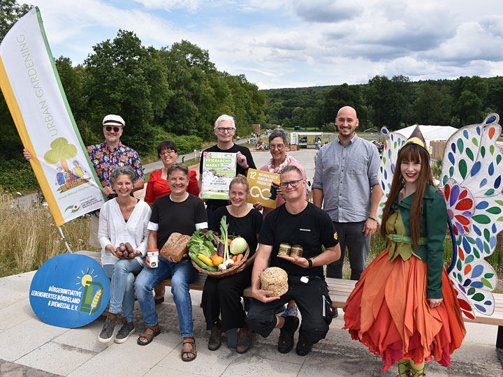 Freuen sich auf die Feierabendmärkte bei der Landesgartenschau (vorn v.l.): Jutta Sträter (Bioland-Hof Hartmann), Andreas Rode (Bäckerei Rode), Anna Lammert (Helle Bauer), Christian Valentin (Imkerei Familie Valentin) und LGS-Botschafterin Holli. Hinten (v.l.): Frederick Lüke (Umwelt-Bildungs-Initiative OWL), Claudia Koch (LGS-Geschäftsführerin), Günter Schumacher (Bürgerinitiative Lebenswertes Bördeland und Diemeltal), Martina Krog (Kreis Höxter, Abt. Umweltschutz und Abfallwirtschaft) und Jan Sommer (LGS-Geschäftsführer). Foto © Landesgartenschau Höxter