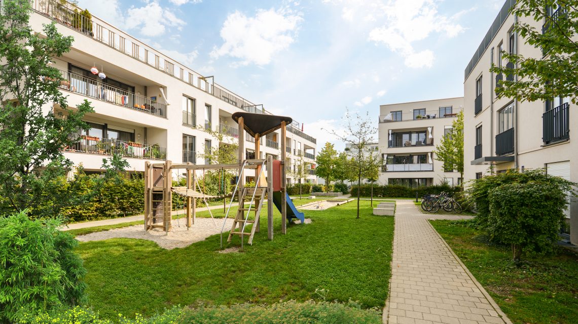 Foto eines Spielplatzes in einem neu gebauten Wohngebiet