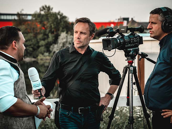 Journalisten beim Interview mit Kamera