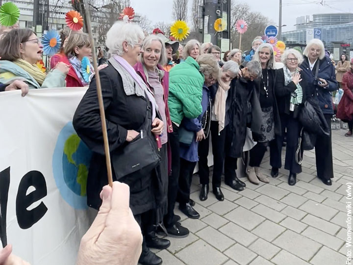 Die KlimaSeniorinnen vor dem dem Europäischen Gerichtshof für Menschenrechte.
