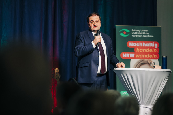 SUE_25_Jahre_Grusswort Minister Liminski_Foto_Paul Meixner_SUE_s