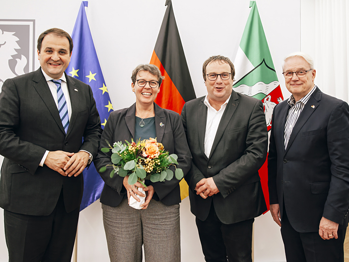 Die Minister Nathanael Liminski (links) und Oliver Krischer sowie der Vorstandsvorsitzender der Stiftung, Karsten Möring (rechts), gratulieren Sabine Blom zur Berufung in den Vorstand der Stiftung.