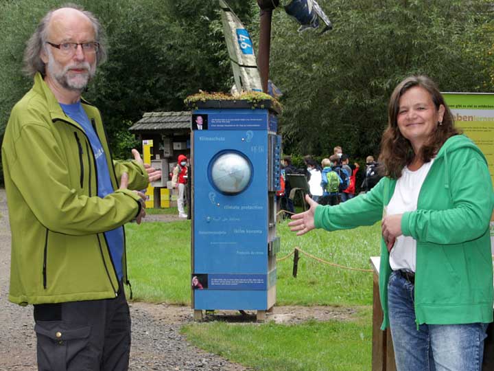 Hans-Martin Kochanek und Marianne Ackermann freuen sich, dass die pädagogische Arbeit auf dem NaturGut Ophoven weitergeht.