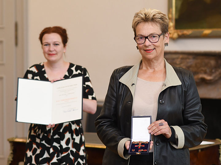 Die Bonner Oberbürgermeisterin Katja Dörner (links) und Dr. Gisela Burkhardt bei der Übergabe des Bundesverdienstkreuzes.