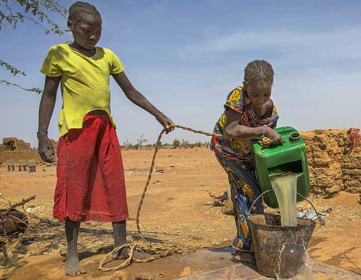 2,2 Milliarden Menschen haben kein Zugang zu sauberem Trinkwasser - Foto: FIAN