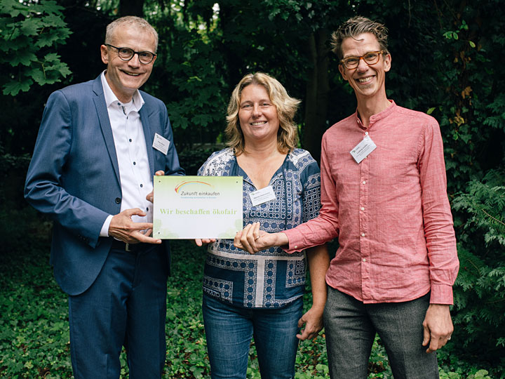 Als Leiter des Instituts für Kirche und Gesellschaft der Evangelischen Kirche von Westfalen überreichte Klaus Breyer (links) das Zertifikat „Wir beschaffen ökofair“ den Stiftungsmitarbeitenden Marion Ostermann und Ludwig Leijten.