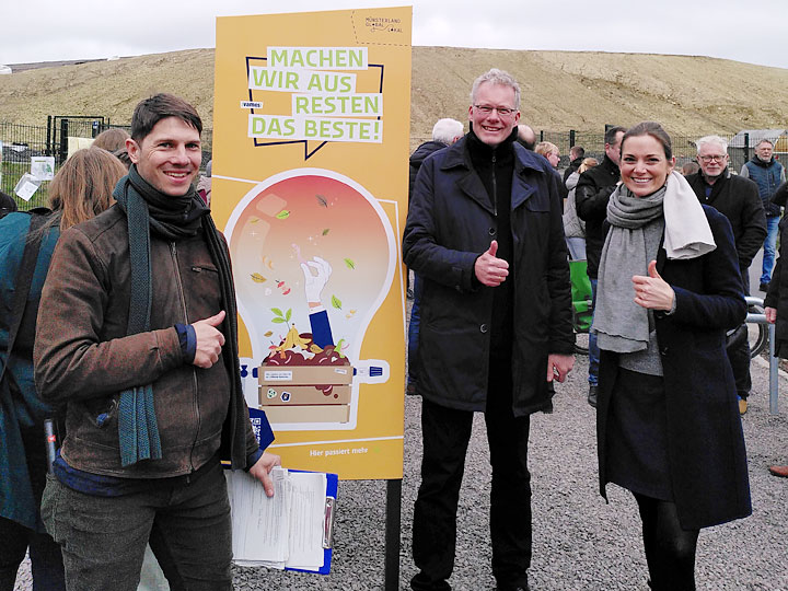 Mit vielen Teilnehmenden eröffneten sie die glokale Mitmachstation (von links): Tore Süßenguth, (Projektleiter Vamos), Manfred Belle (Stellvertretender Vorstandsvorsitzender der Stiftung) und Eliza Diekmann (Mitglied im Stiftungsrat und Bürgermeisterin der Stadt Coesfeld).